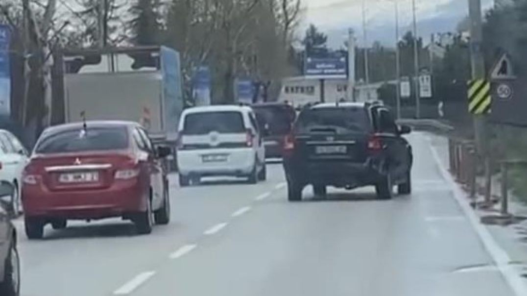 Bursa'da trafikte yan yan ilerleyen cip şaşkına çevirdi!