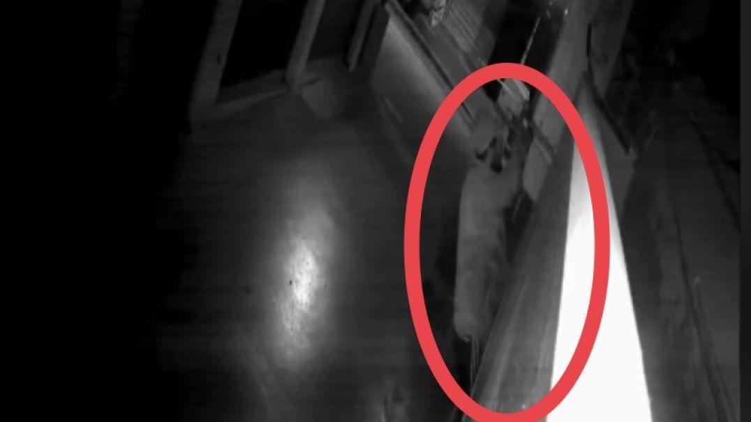 Bursa'da örümcek gibi tırmanıp hoparlör çaldı!