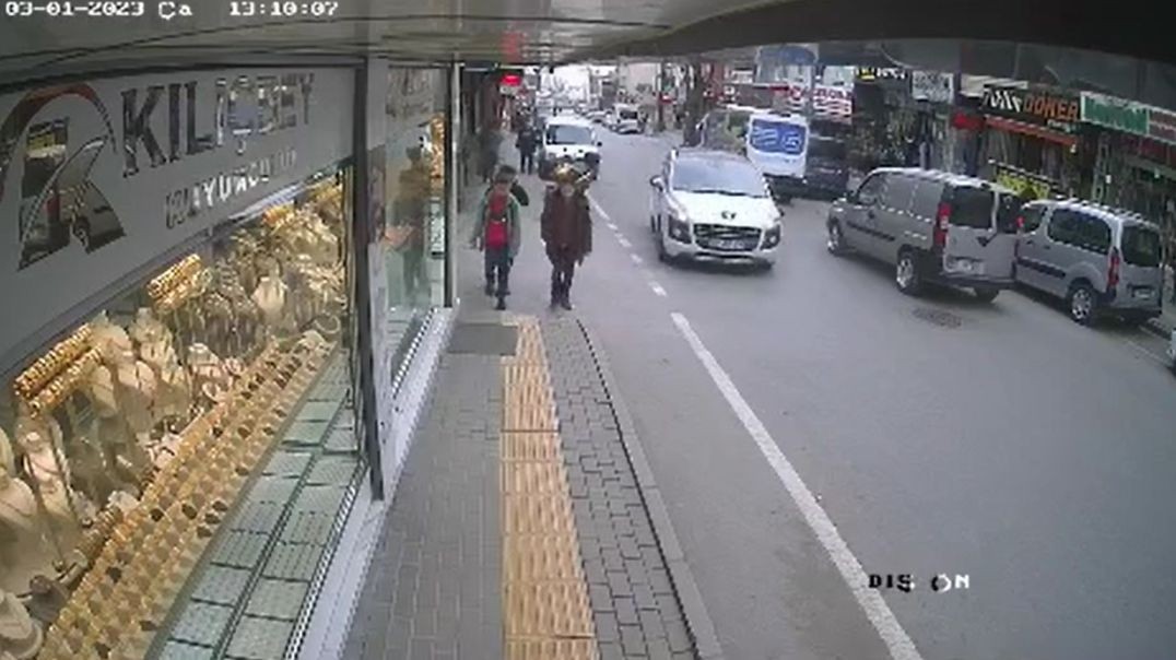 Bursa'da yola kontrolsüz fırlayan çocuk ölümden döndü!