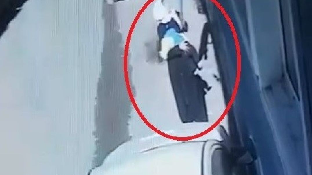 Bursa'da kucağında bebeğiyle battaniye çaldı!