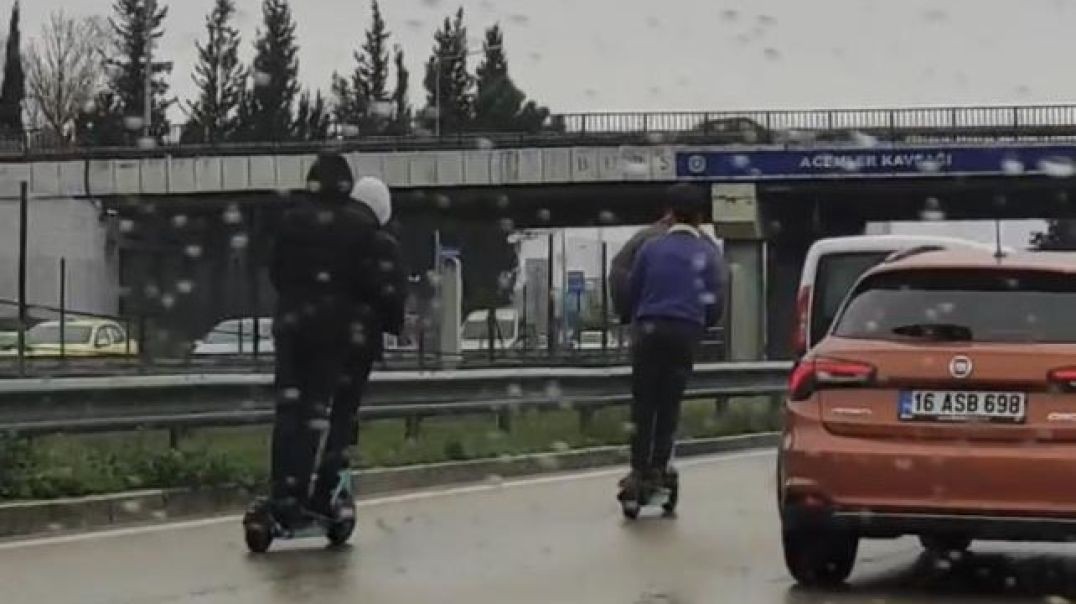Bursa'da gençler scooter ile trafikte ölüme sürdü!