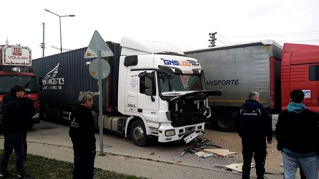 Bursa'da tırın kamyonete çarpması sonucu sürücü ağır yaralandı