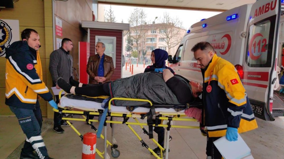 Bursa'da hızını alamayan sürücü bariyerlere çarparak durabildi: 2 yaralı!