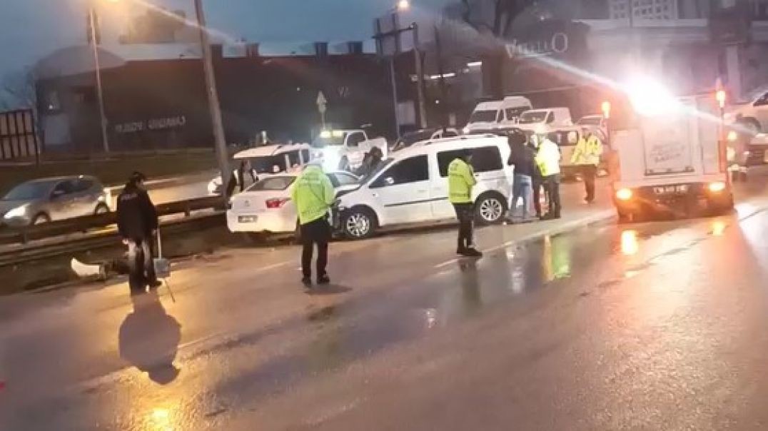 Bursa'da zincirleme kazada araçlar birbirine girdi...Trafik durduruldu!