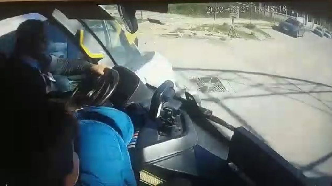 Bursa'da kontrolsüzce ana yola çıkınca faciadan dönüldü... Yolcu dolu halk otobüsüyle çarpıştı!