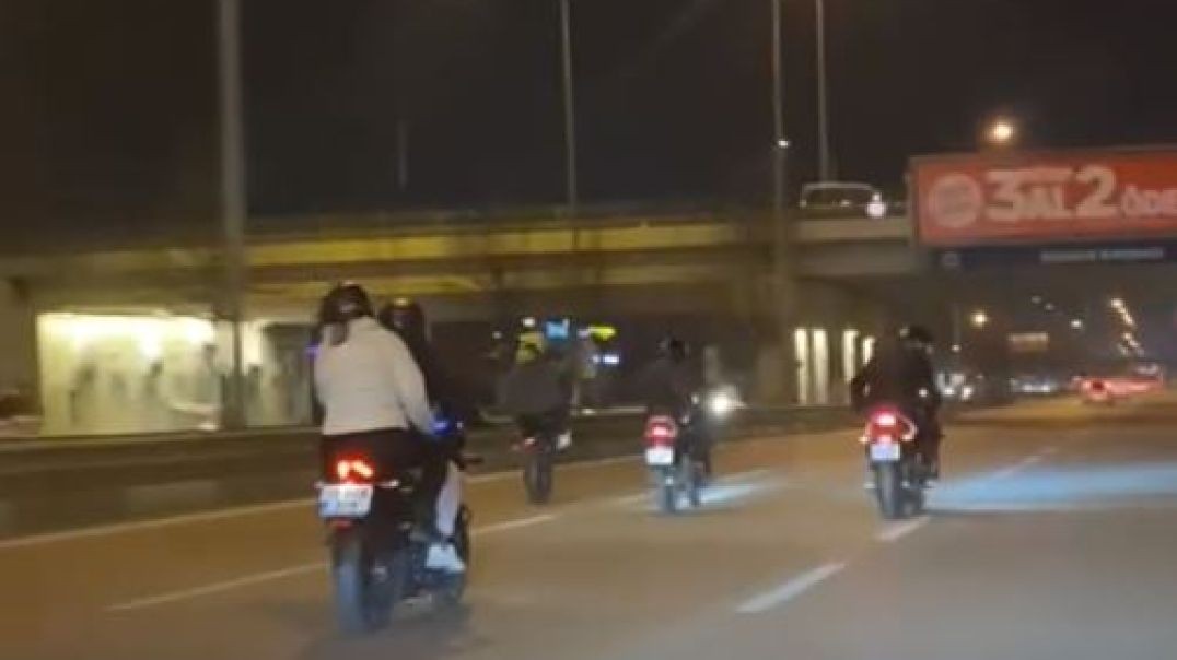 Bursa'da trafik magandaları motosikletleriyle tehlike saçtı... Şahlanıp tek teker üzerinde soll