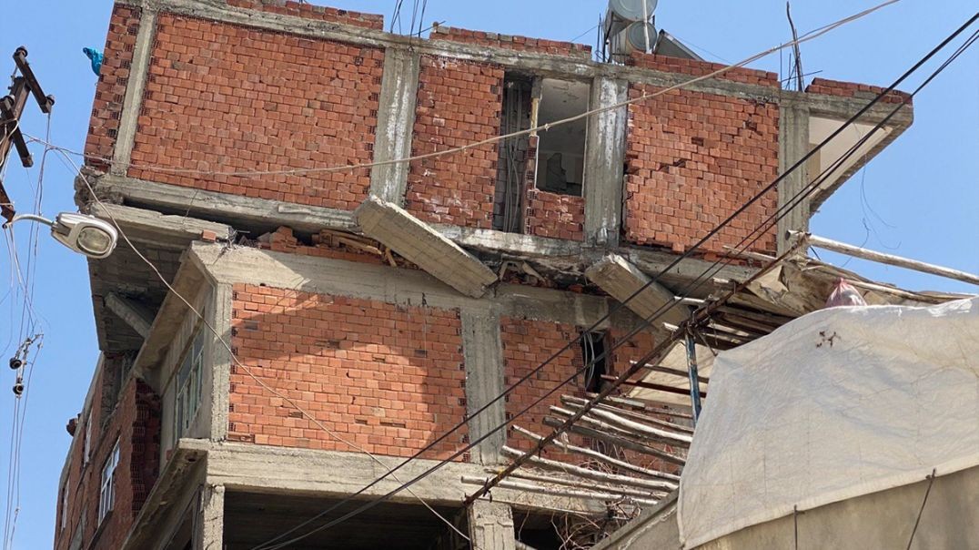 Depremde bir binanın 3. katı yok oldu diğer katları havada durdu