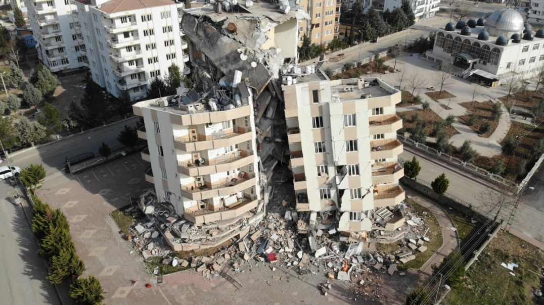 Depremde 3 blok birbirine yaslanarak yıkılmaktan kurtuldu