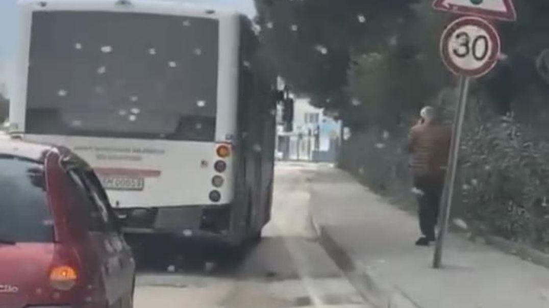 Bursa'da özel halk otobüsünün trafikte yan yan ilerleyişi kamerada!