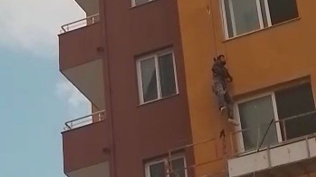 Adana'da inşaat işçisi güvenlik kemeriyle asılı kaldı