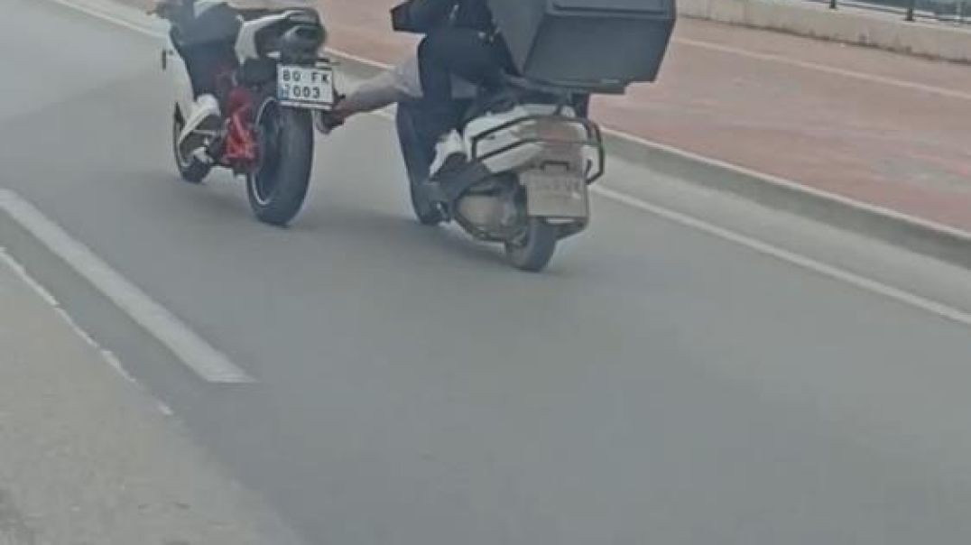 Bursa'da yolda kalan motosiklete Türk işi müdahale!