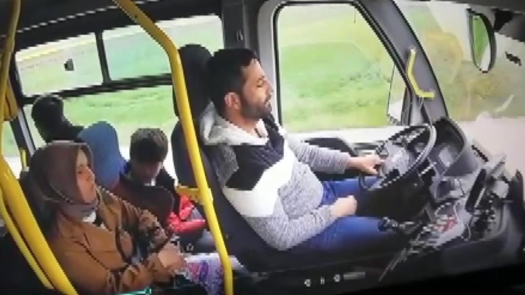 Bursa'da halk otobüsü şoförü direksiyonda uyuyakaldı... Faciadan dönüldüğü anlar kamerada!