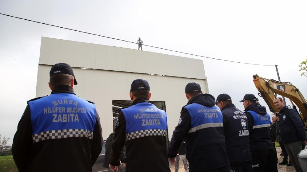 Bursa'da kaçak fabrika yıkımında işçi canını hiçe saydı!