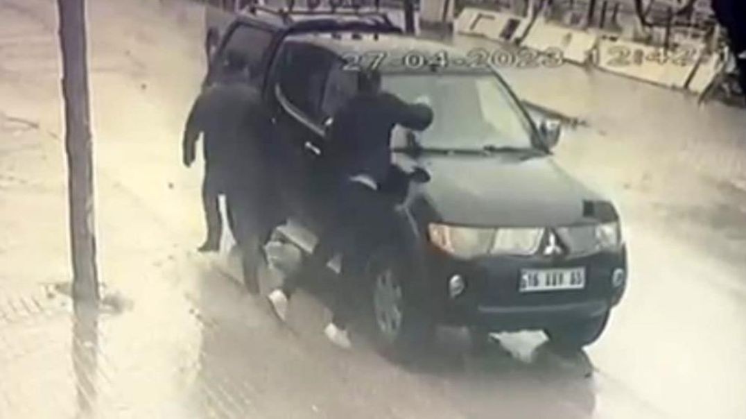 Bursa’da kamyonetin çarptığı genci bırakıp araca saldırdılar!
