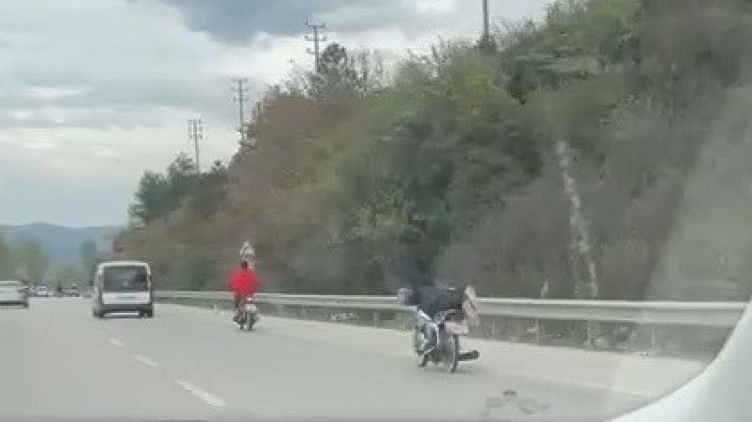 Bursa'da trafik magandası motosikletini uzanarak sürdü!
