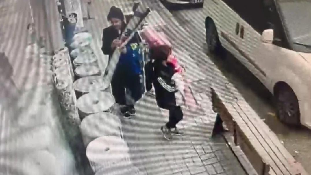 Bursa'da aile boyu hırsızlık kamerada... Müşteri gibi gelip halıları çaldılar!