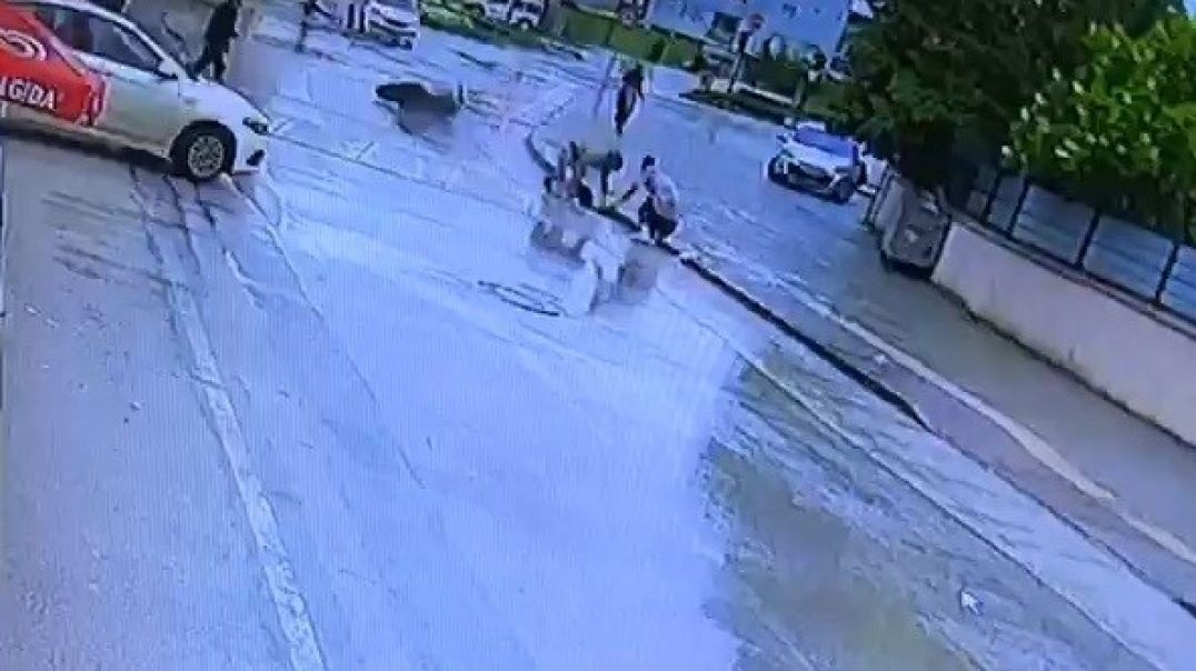Bursa'da motosikletin çarptığı anne ve küçük çocuğu yola savruldu... Korkunç anlar kamerada!