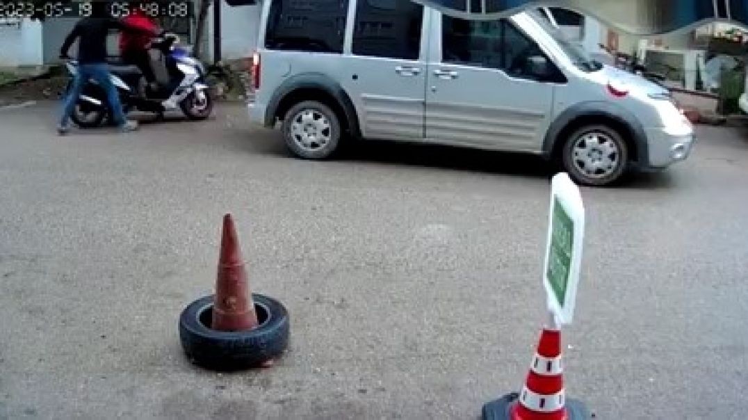 Bursa'da arabayla gelen hırsızlar motosikleti saniyeler içerisinde çaldı!