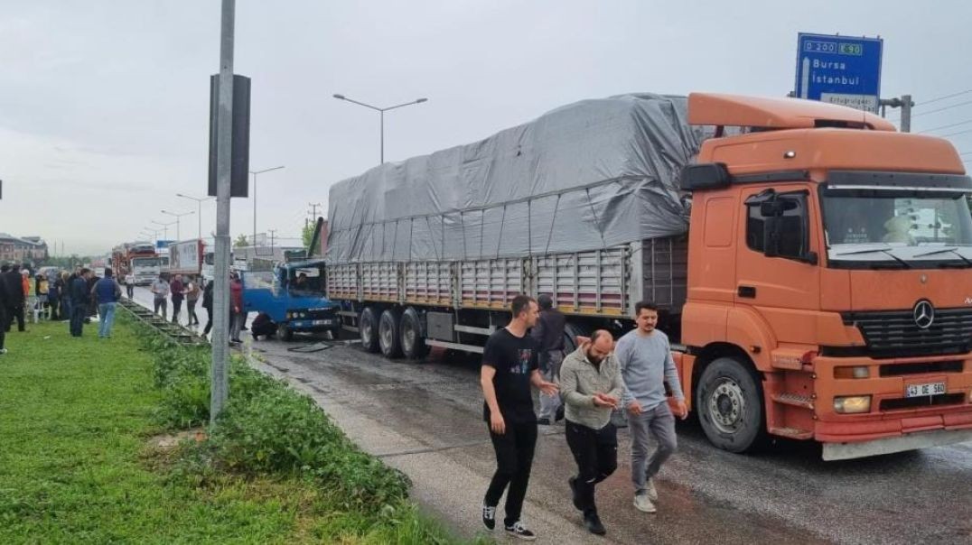 Bursa'da yağış zincirleme kazaya neden oldu: 2 kişi yaralandı!