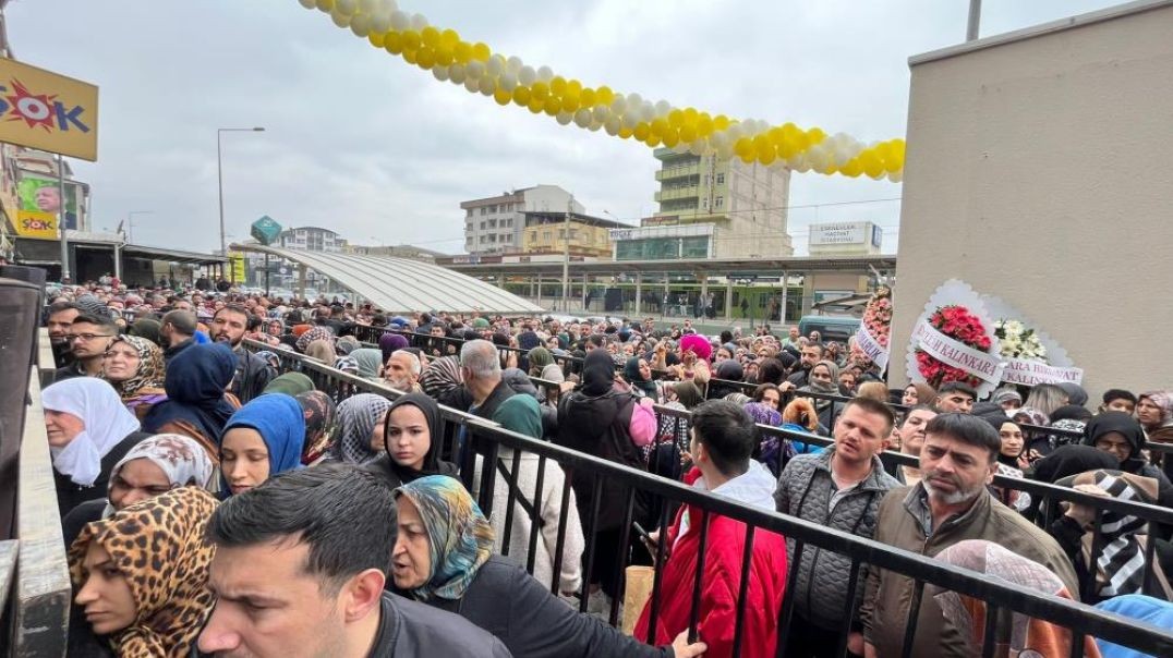 Bursa'da canlarını hiçe sayıp indirim için birbirlerini ezdiler!