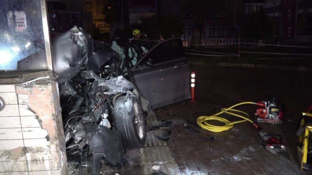 Bursa'da feci şekilde çarpmasıyla hurda yığınına döndü... Otomobilden cansız bedenleri çıktı!