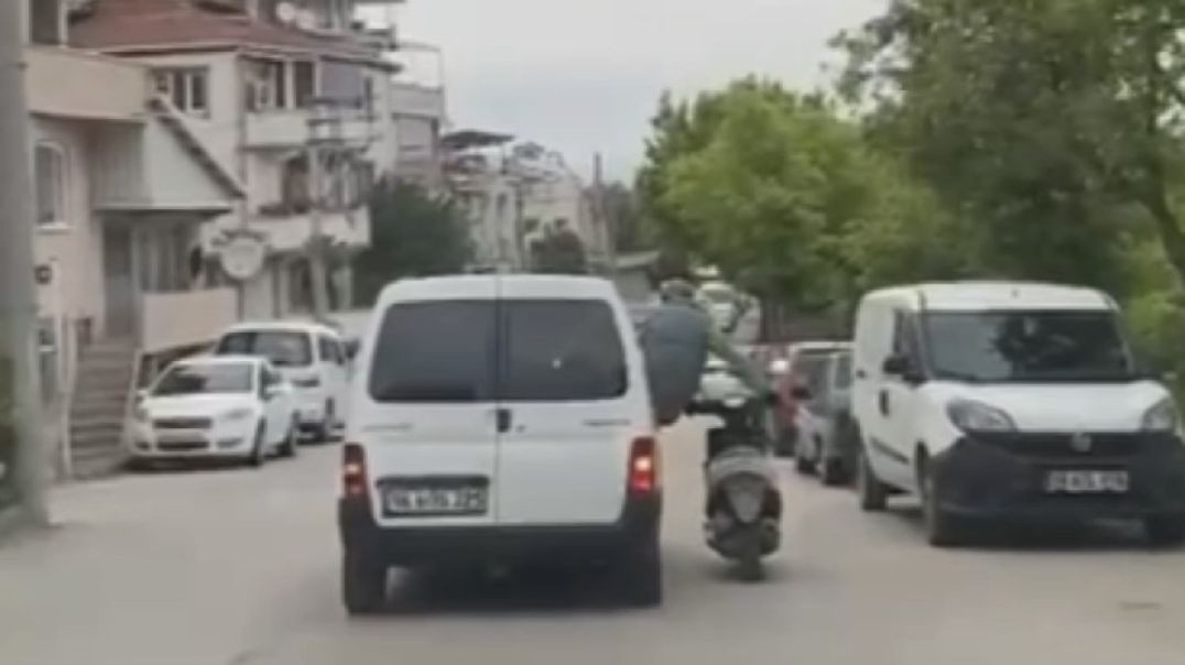 Bursa'da taşımacılıkta son nokta: Arabadan sarkıp motosikleti taşıdı!