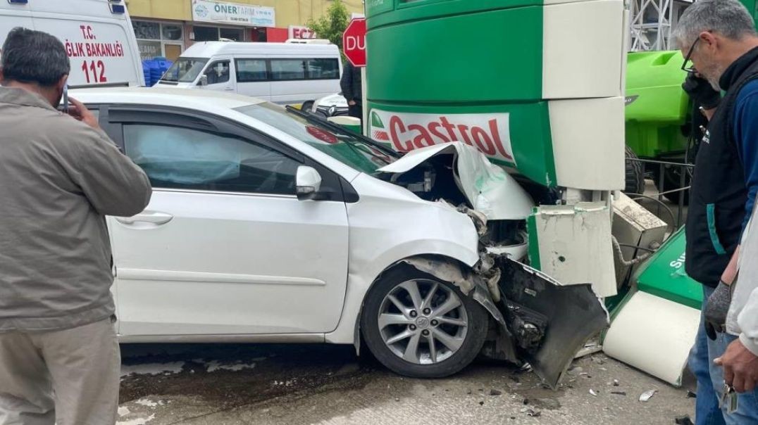Bursa’da felaketin eşiğinden dönüldü… Benzin istasyonunda çarpıştılar!