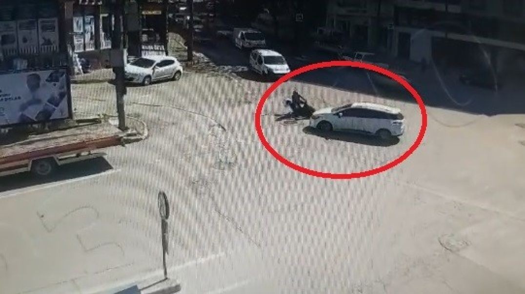 Bursa'da motosiklet sürücüsü ani manevra sayesinde ezilmekten kurtuldu!