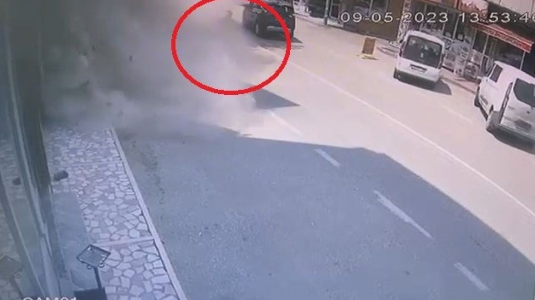 Bursa'da 4 katlı binanın enkazında kalmaktan son anda kurtuldu!
