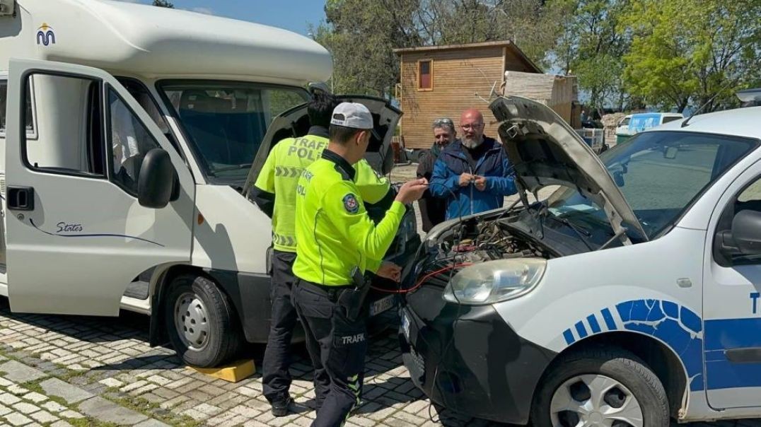 Bursa'da yolda kalan İtalyan turistlerin imdadına polis yetişti