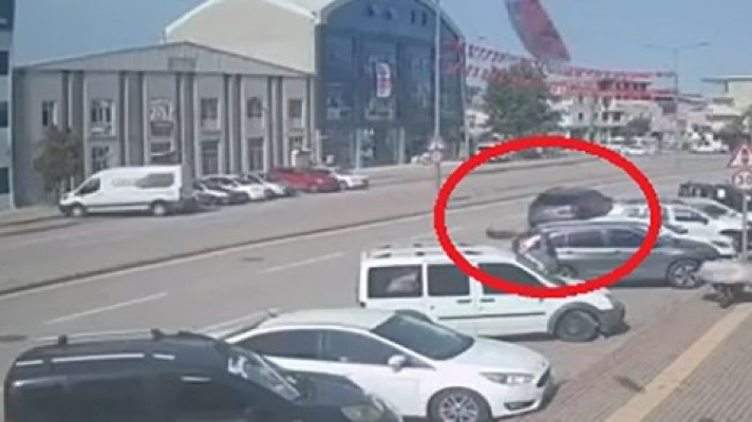 Bursa’da dikkatsiz sürücü yayayı neredeyse ezecekti! O anlar kamerada