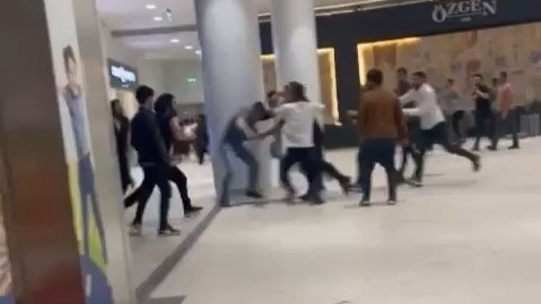 Bursa'da AVM'deki tekmeli yumruklu meydan savaşı kamerada!