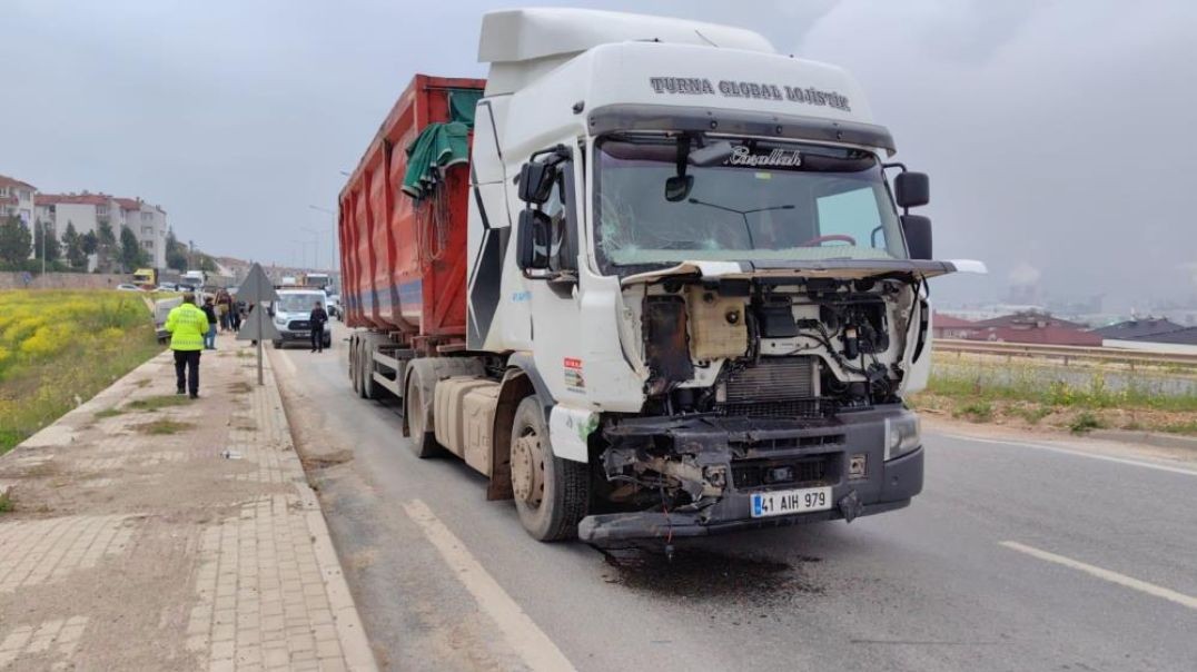 Bursa'da kontrolden çıkan tır önce kamyonete sonra başka araca çarptı: 1 yaralı!