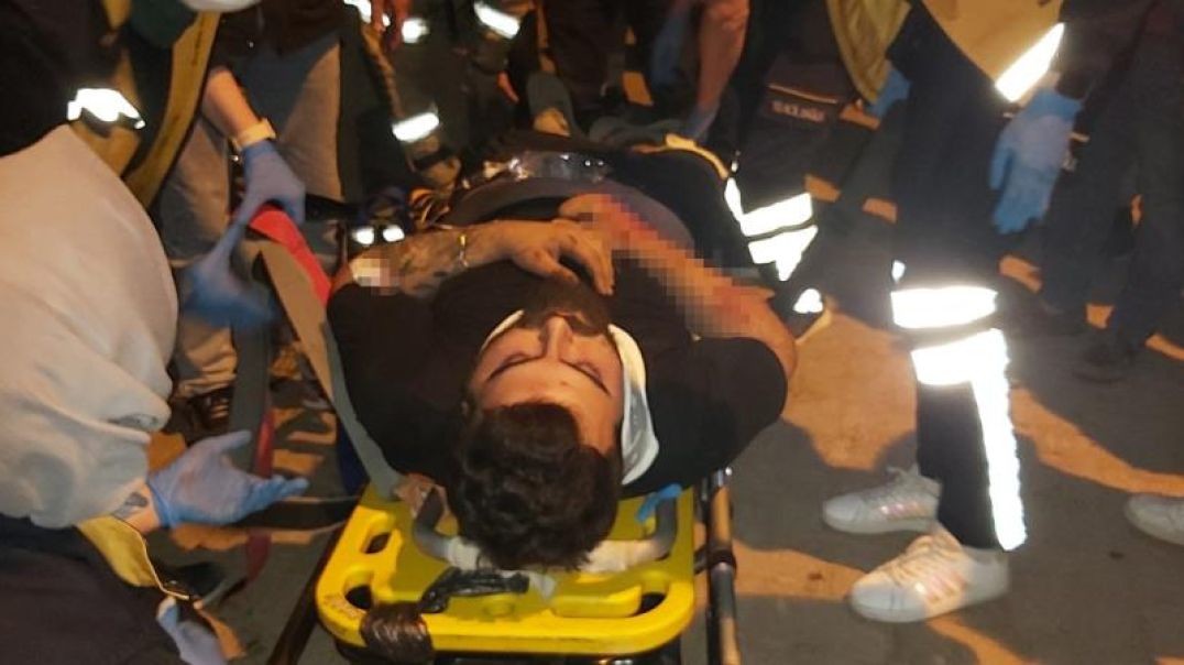 Bursa'da hızını alamayıp duvara çarptı... Araçta sıkışanlar için zamanla yarıştılar!