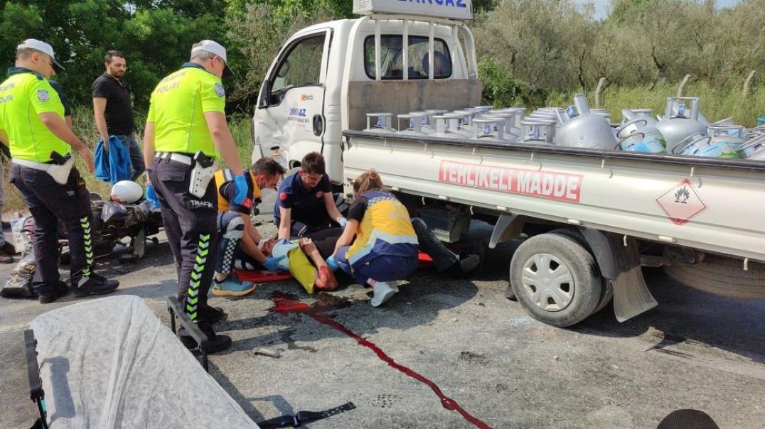 Bursa'da motosiklet ile kamyonet kafa kafaya çarpıştı: 2 yaralı!
