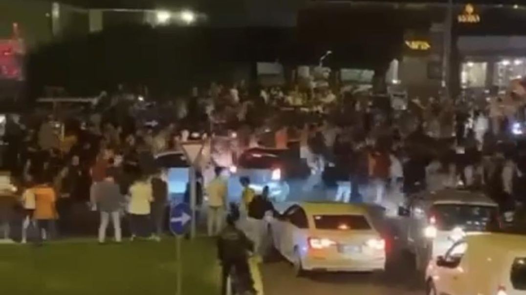 Bursa'da şampiyonluk kutlaması yapan kalabalığın üzerine arabasını sürdü: 2 yaralı!
