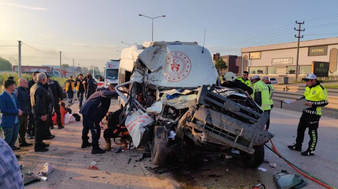 Bursa'da çocuk sporcuları taşıyan araç kamyona feci şekilde çarptı: 1 ölü 16 yaralı!