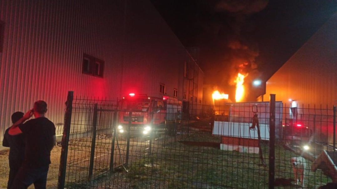 Bursa'da korkunç fabrika yangını... 30 itfaiye aracı söndürebildi!