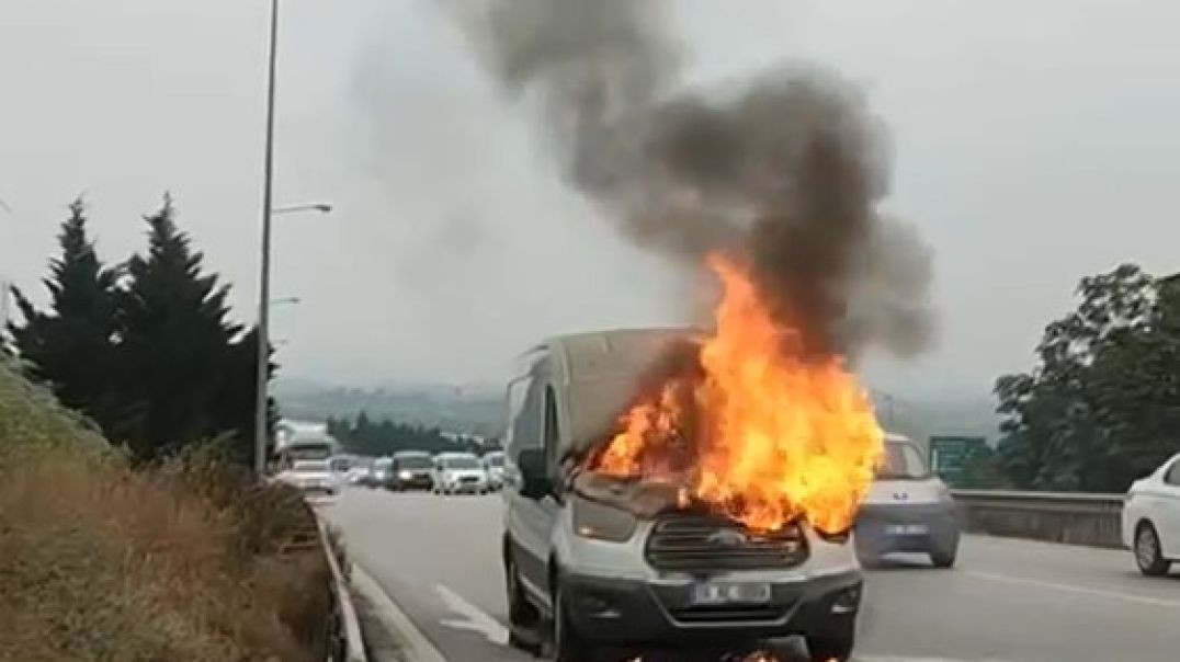 Bursa’da seyir halindeki otomobil alev topuna döndü...Yangın tüpü bulamadılar!