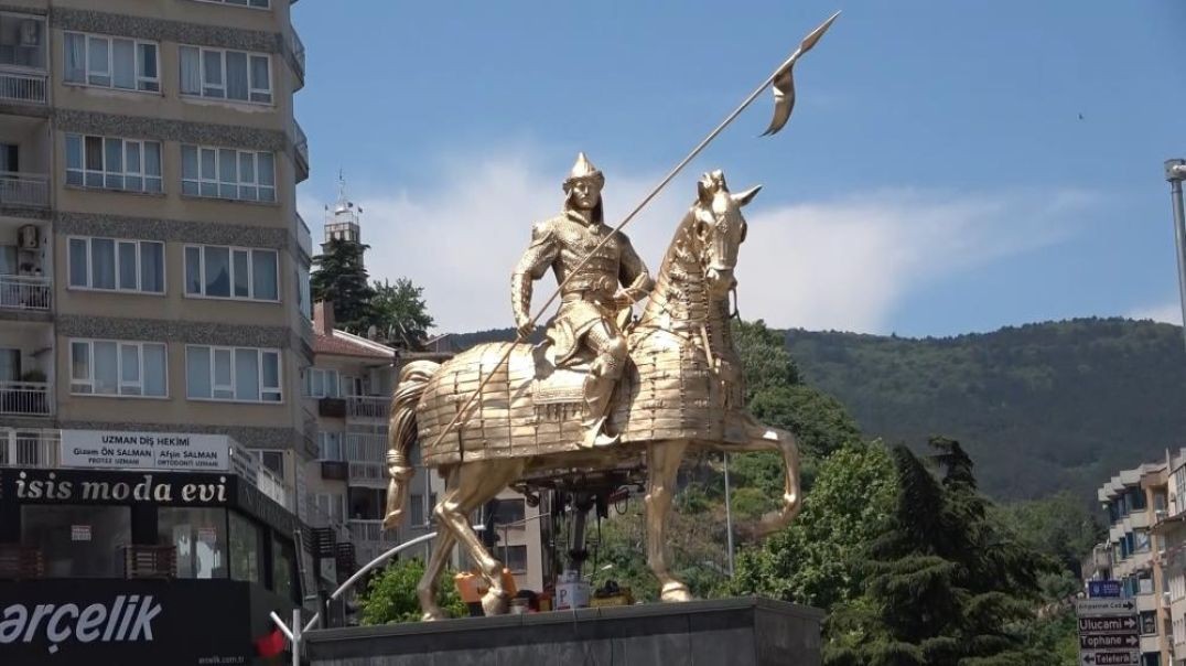 Bursa'da 15 yıl önce yapılan Osmangazi heykeli yeni rengiyle büyüledi