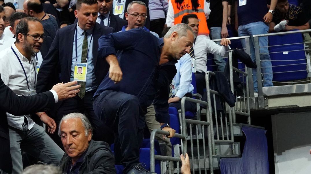 Fenerbahçe Olağan Genel Kurulu'nda gerginlik... Ali Koç'un konuşması yarıda kaldı