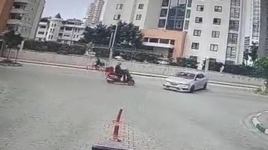 Bursa'da kafa kafaya çarpışan sürücüler ölümden döndü!