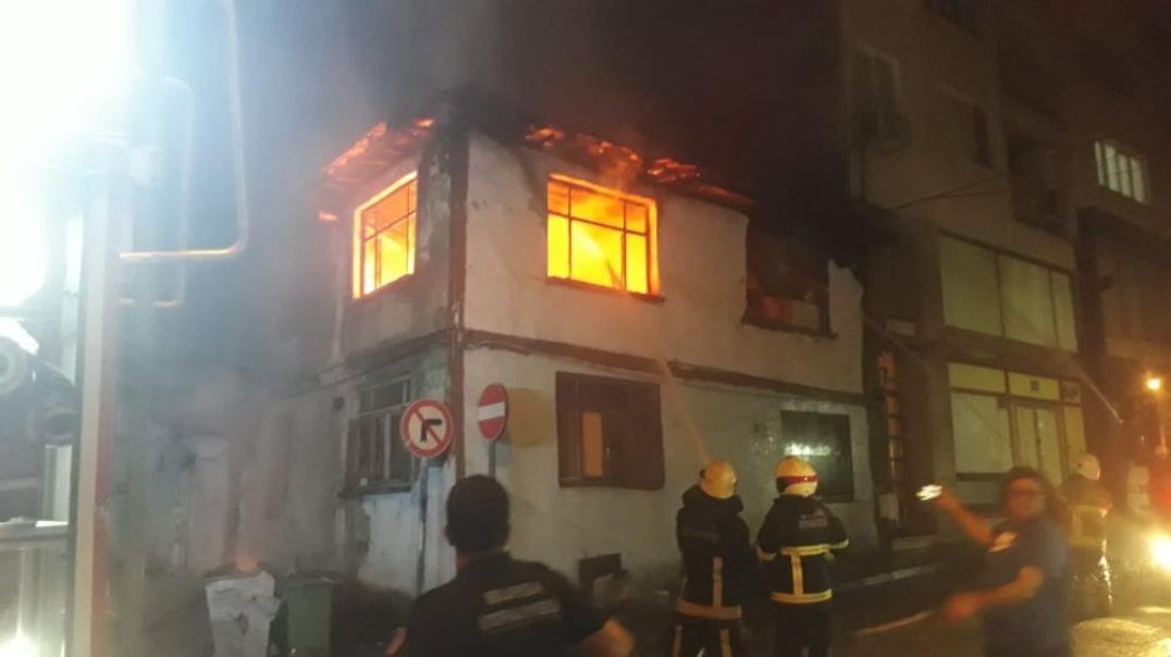 Bursa'da iki katlı ahşap ev dakikalar içerisinde küle döndü