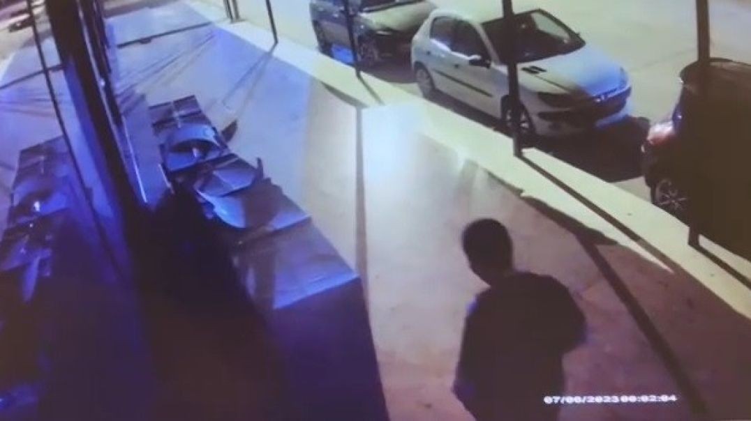 Bursa'da mağaza önünde bulunan sandalyeler saniyeler içerisinde çalındı!
