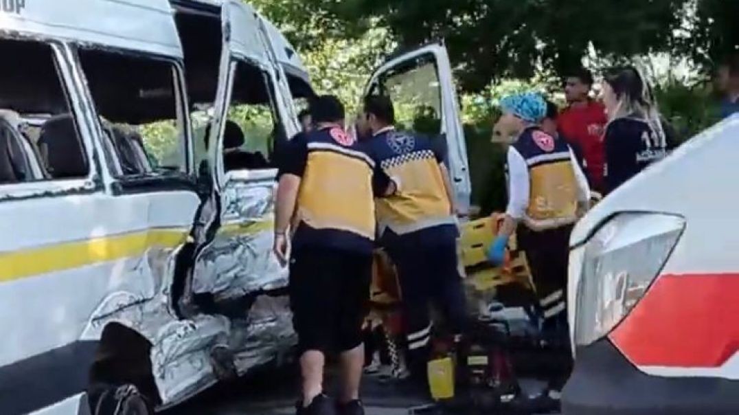 Bursa'da servis aracı otomobille feci şekilde çarpıştı: Ölü ve yaralılar var!