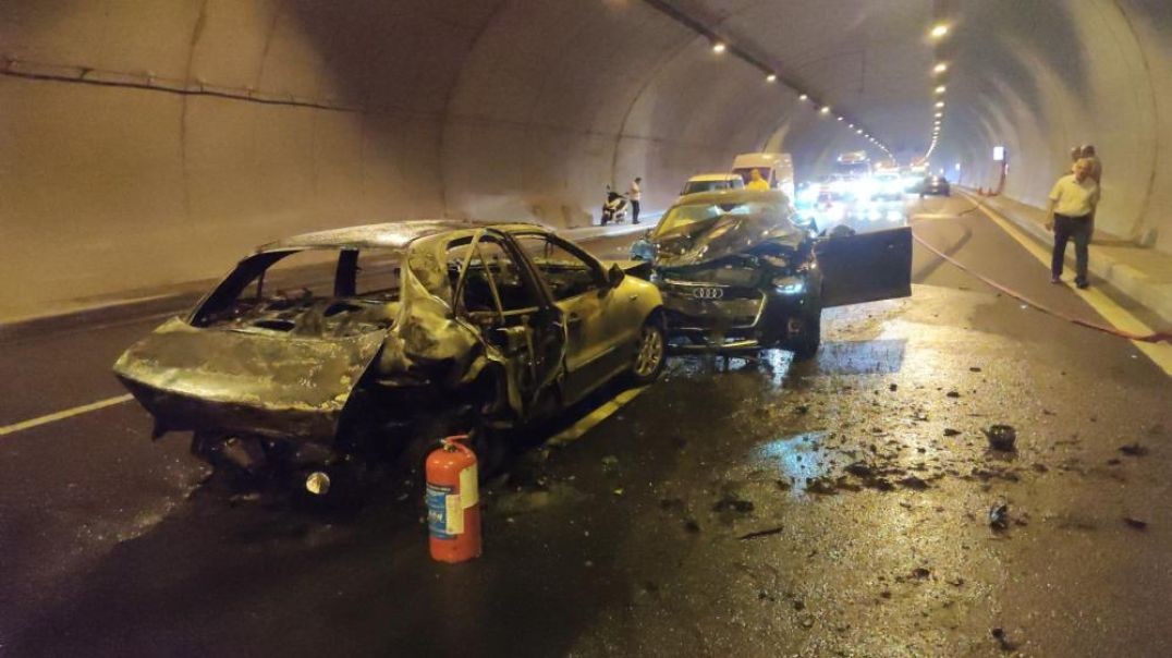 Bursa'da Orhangazi tünelinde araçlar birbirine girdi... Yanan arabadan zor kurtuldular!