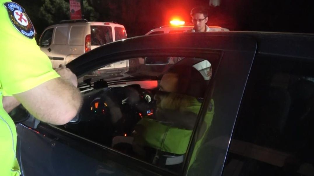 Bursa'da polise alkollü yakalanan sürücü kaçamayınca arabada içmeye devam etti!