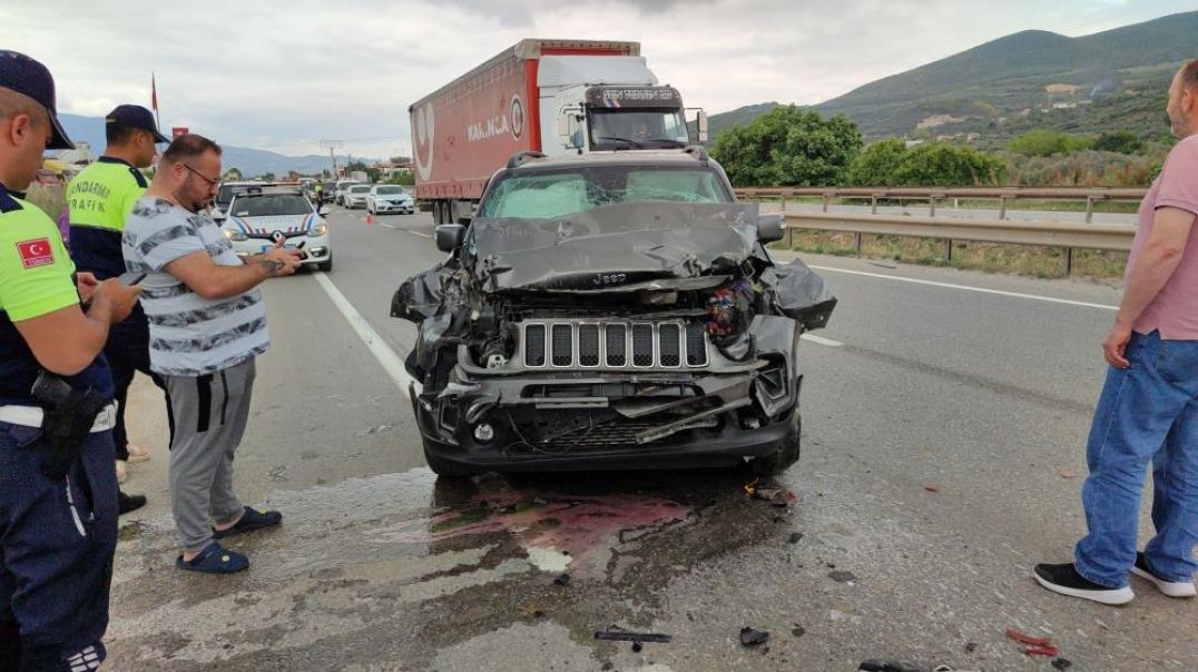 Bursa'da lüks araç tıra çarpmasıyla hurdaya döndü: 1 yaralı!
