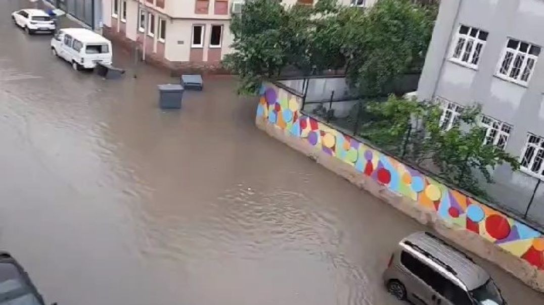 Bursa'da beklenen yağış geldi... Sokaklar göle döndü!