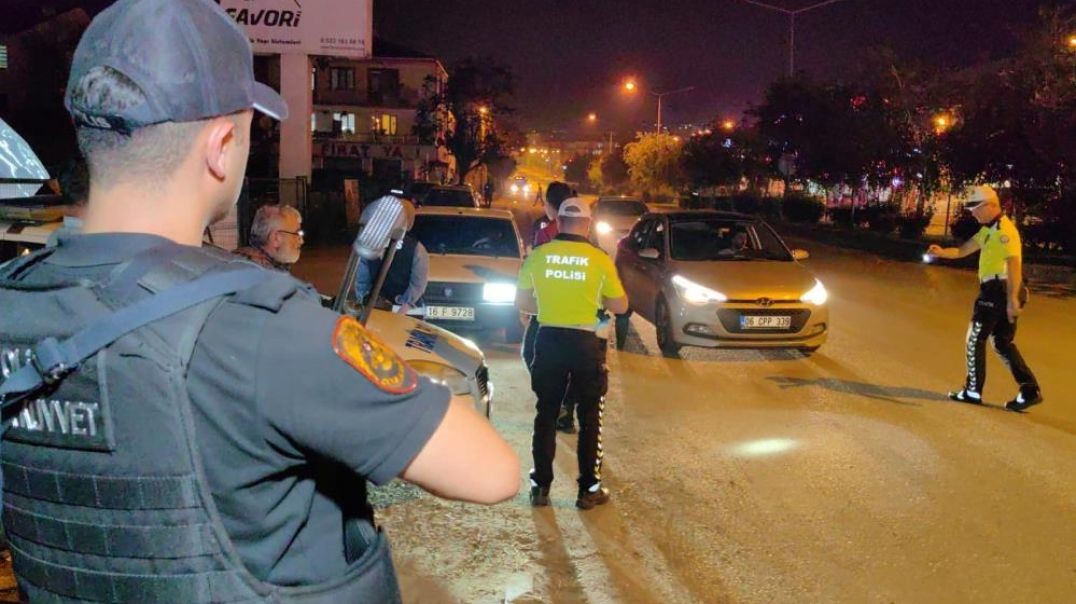 Bursa'da polisin huzur uygulamasında kediyle mücadelesi gülümsetti!